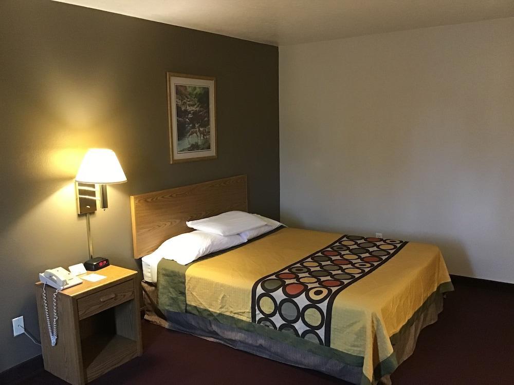 Super 8 By Wyndham Super 8 Блекфут Екстериор снимка