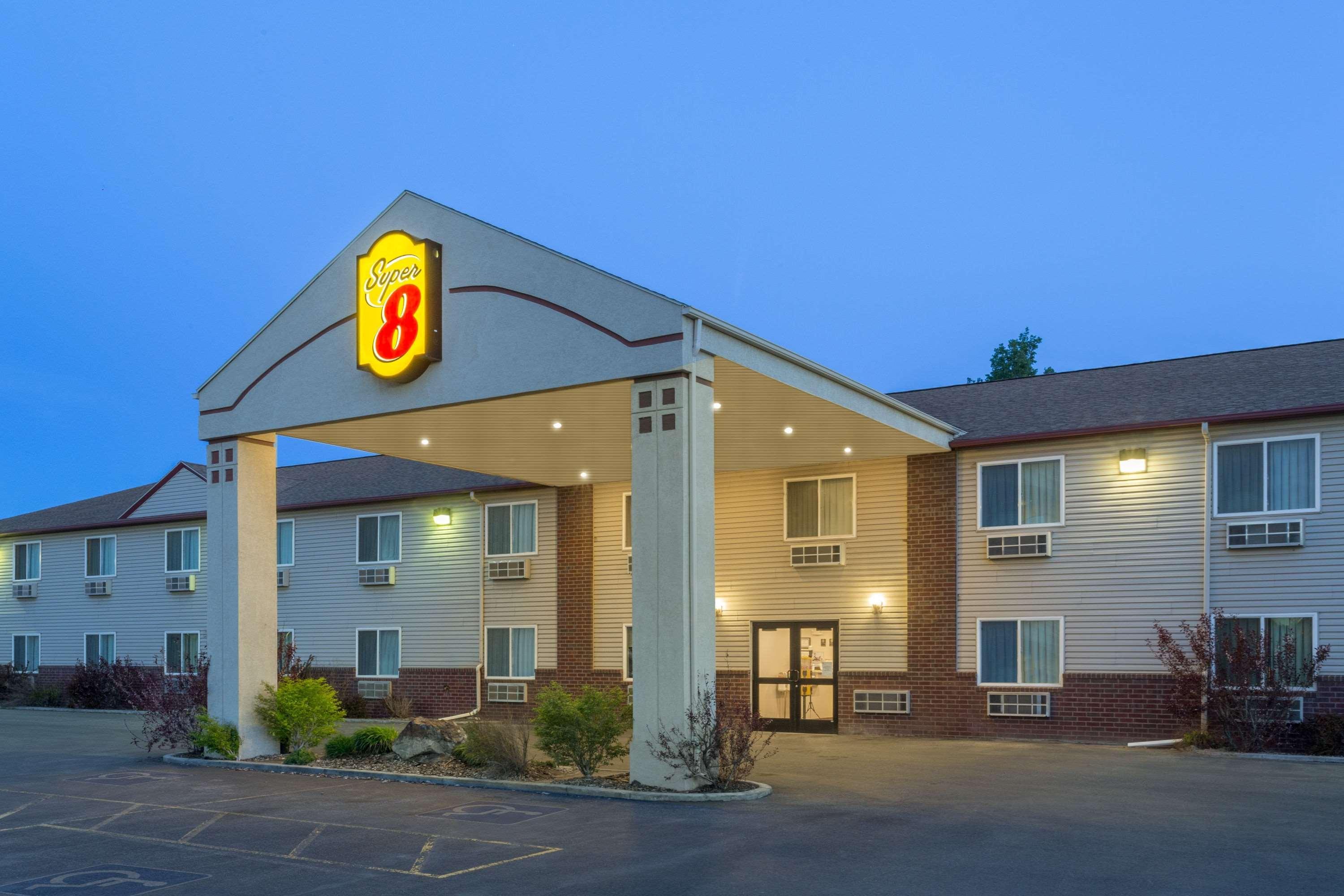 Super 8 By Wyndham Super 8 Блекфут Екстериор снимка